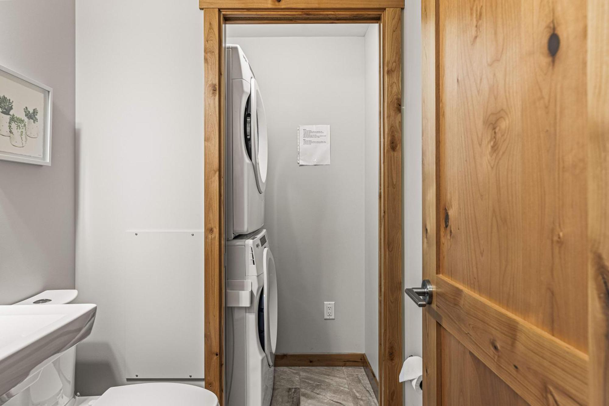 Spring Creek Luxury King One Bedroom At White Spruce Lodge Canmore Exterior photo