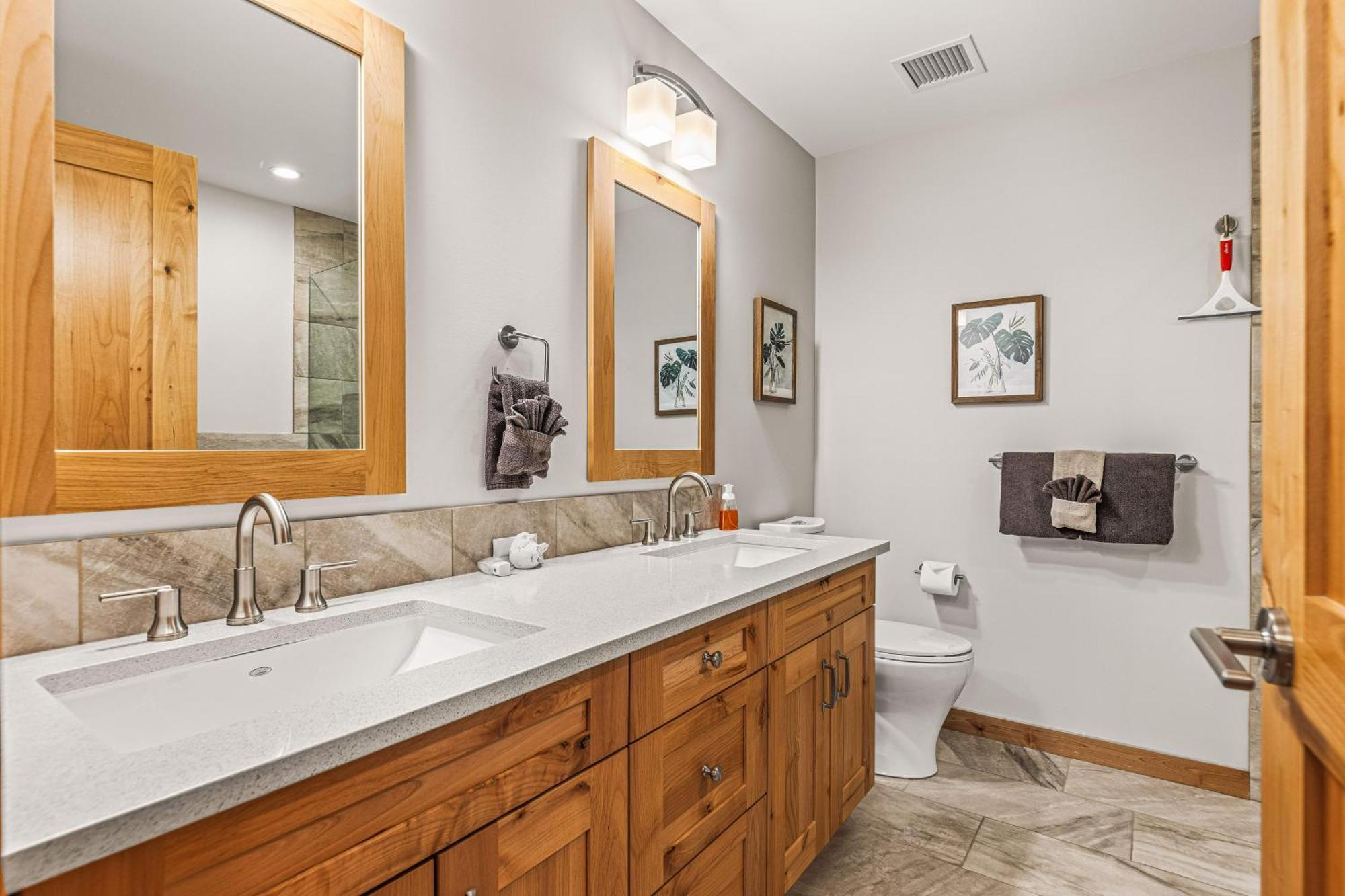 Spring Creek Luxury King One Bedroom At White Spruce Lodge Canmore Exterior photo